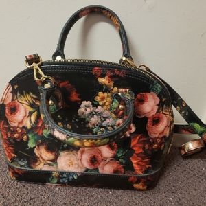 Floral pattern patent leather purse. GUTINA.